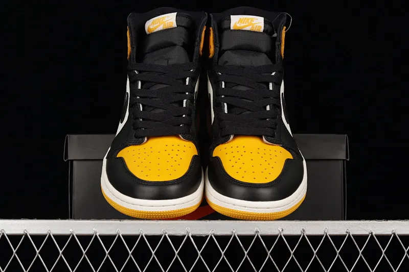 All categories Air Jordan Jordan series basketball shoes Air Jordan 1 High foreign trade version Air Jordan 1 Retro High OG AJ1 Joe 1 black and yellow toe 555088-711